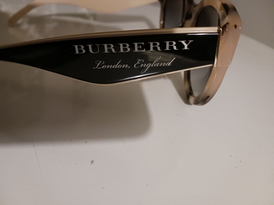 Burberry aurinkolasit.