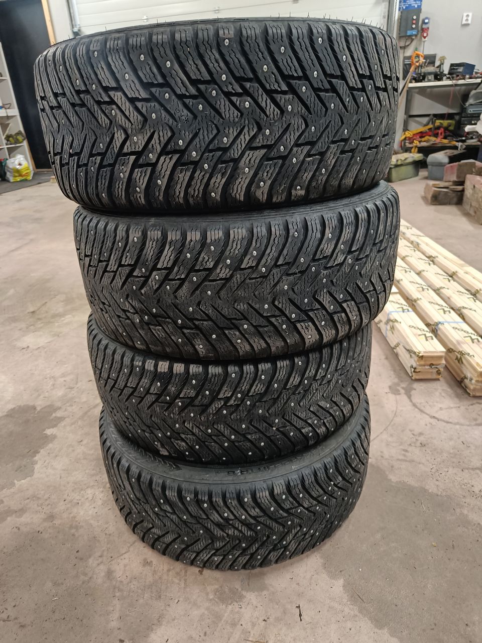 235/45R18 nastarenkaat