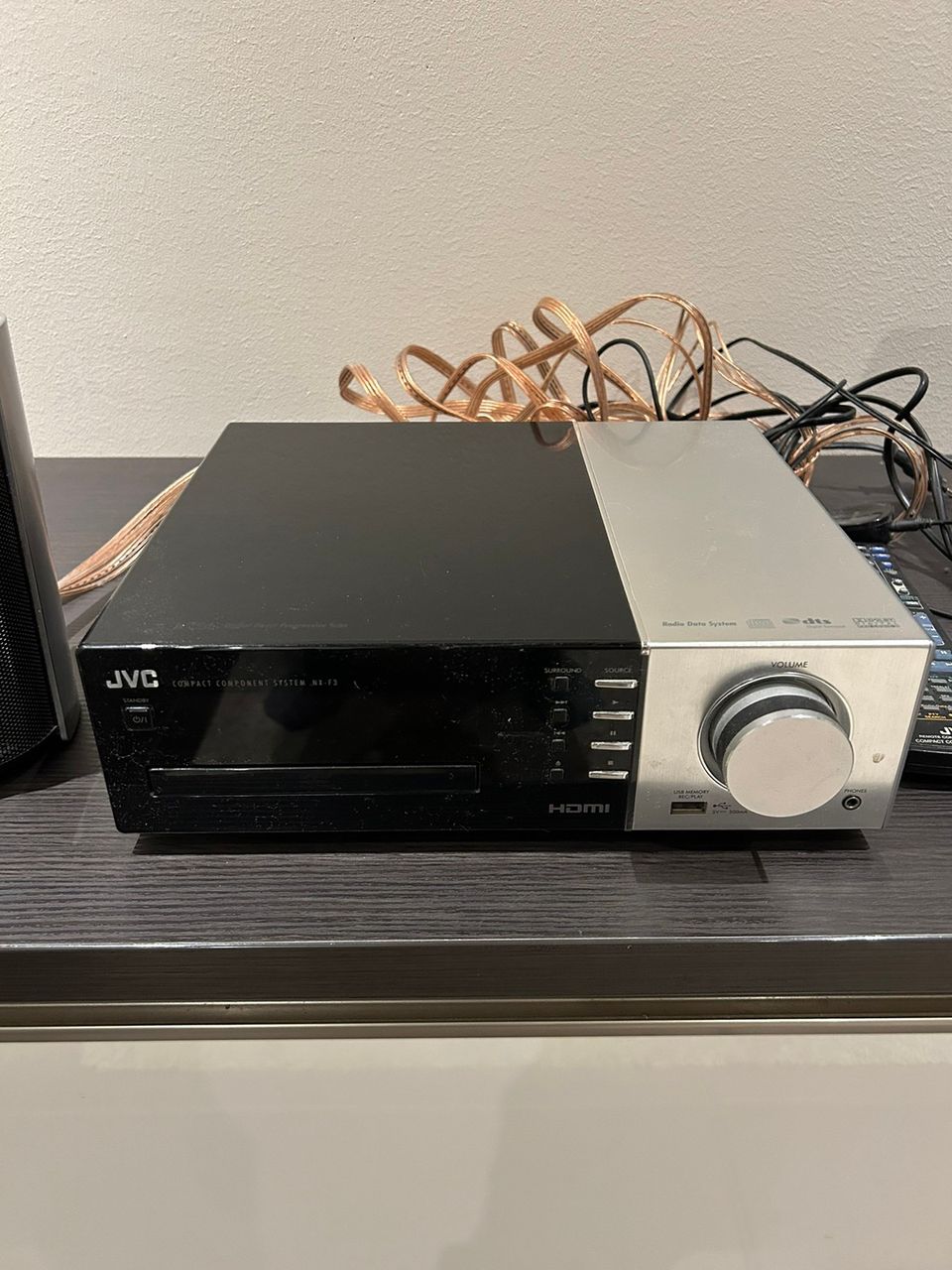 JVC NX-F3 viritinvahvistin kaiuttimilla ja subwooferilla