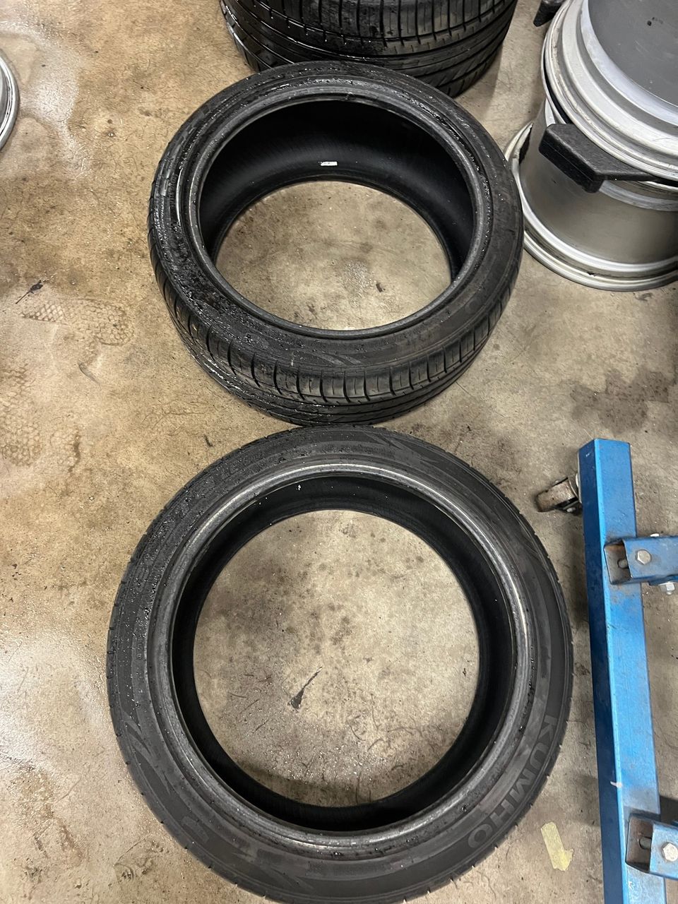 Myydään 235/40r18 renkaat