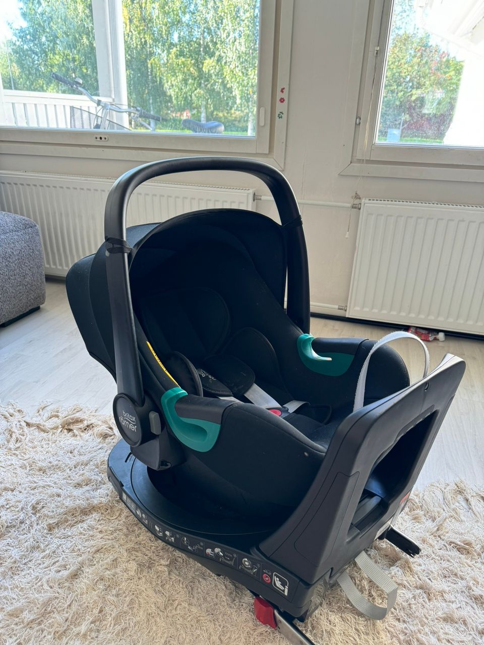 MYYDÄÄN Britax Baby-Safe3 i-Size turvakaukalo ja Vario Basd 5z telakka