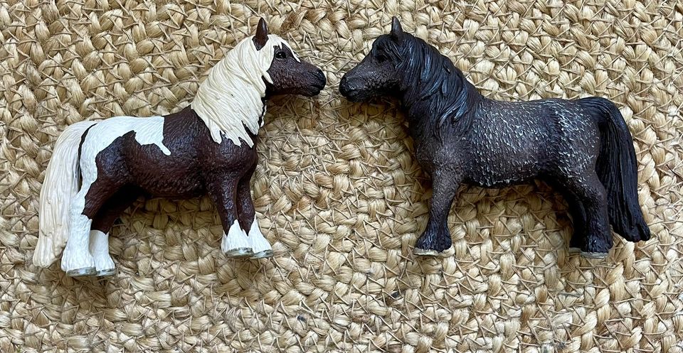 Schleich kaksi shetlanninponi ruunaa; Rambo ja Nasu poni