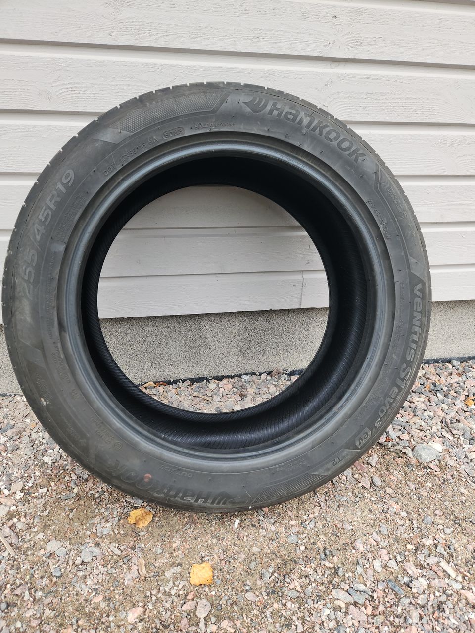 Kesärengas 255/45R19 104W