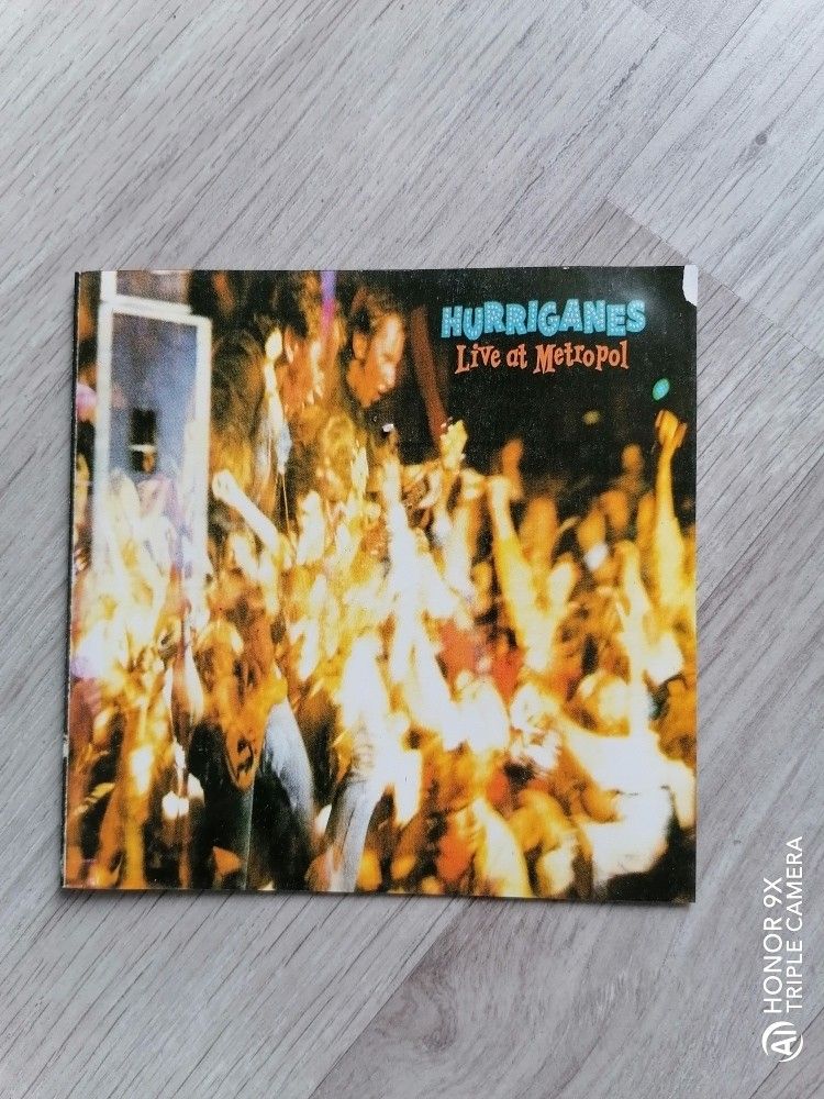 Hurriganes – Live At Metropol