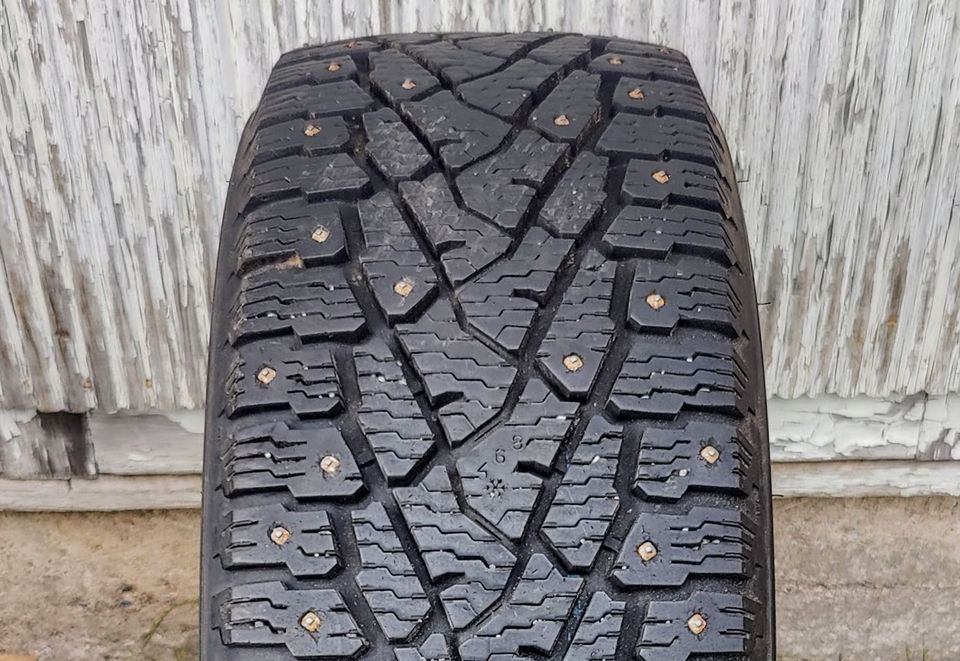 Pakuun 215/65R15C Hakkapeliitta C3 nastarengas