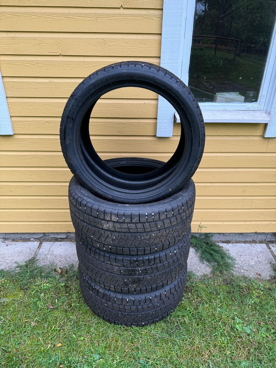 Myydään 245/40 r19 Triangle Snowlink kitkat