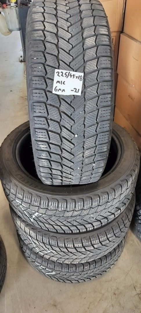 4kpl 225/45R18 Michelin snow kitkarenkaat