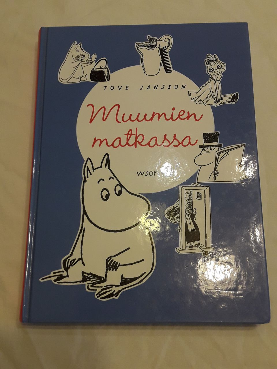 Muumien matkassa ja Liisa Ihmemaassa kirjat