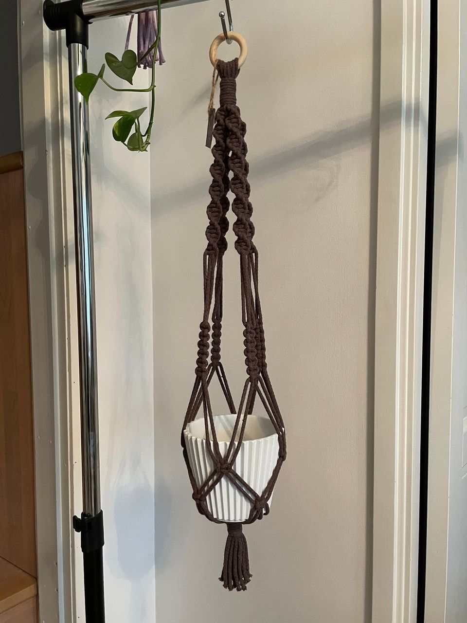 Ruskea macrame amppeli