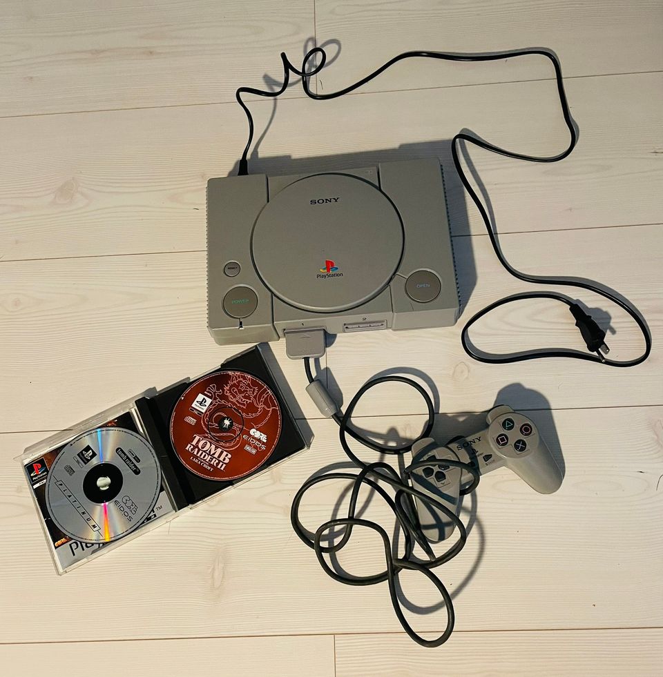 PS1 konsoli ja Tom Raider 1&2 pelit