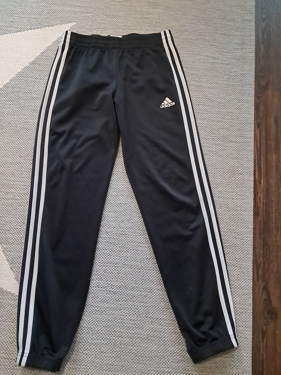 Adidas verryttelyhousut 152