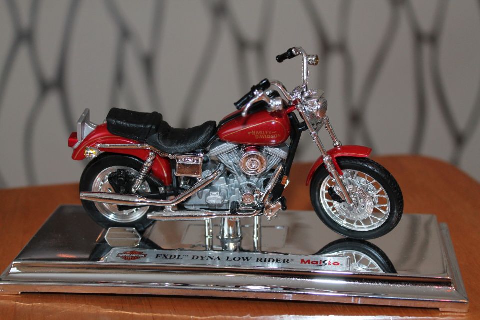 Moottoripyörä 1:18 pienoismalli Harley Davidson FXDL Dyna Low Rider 1997