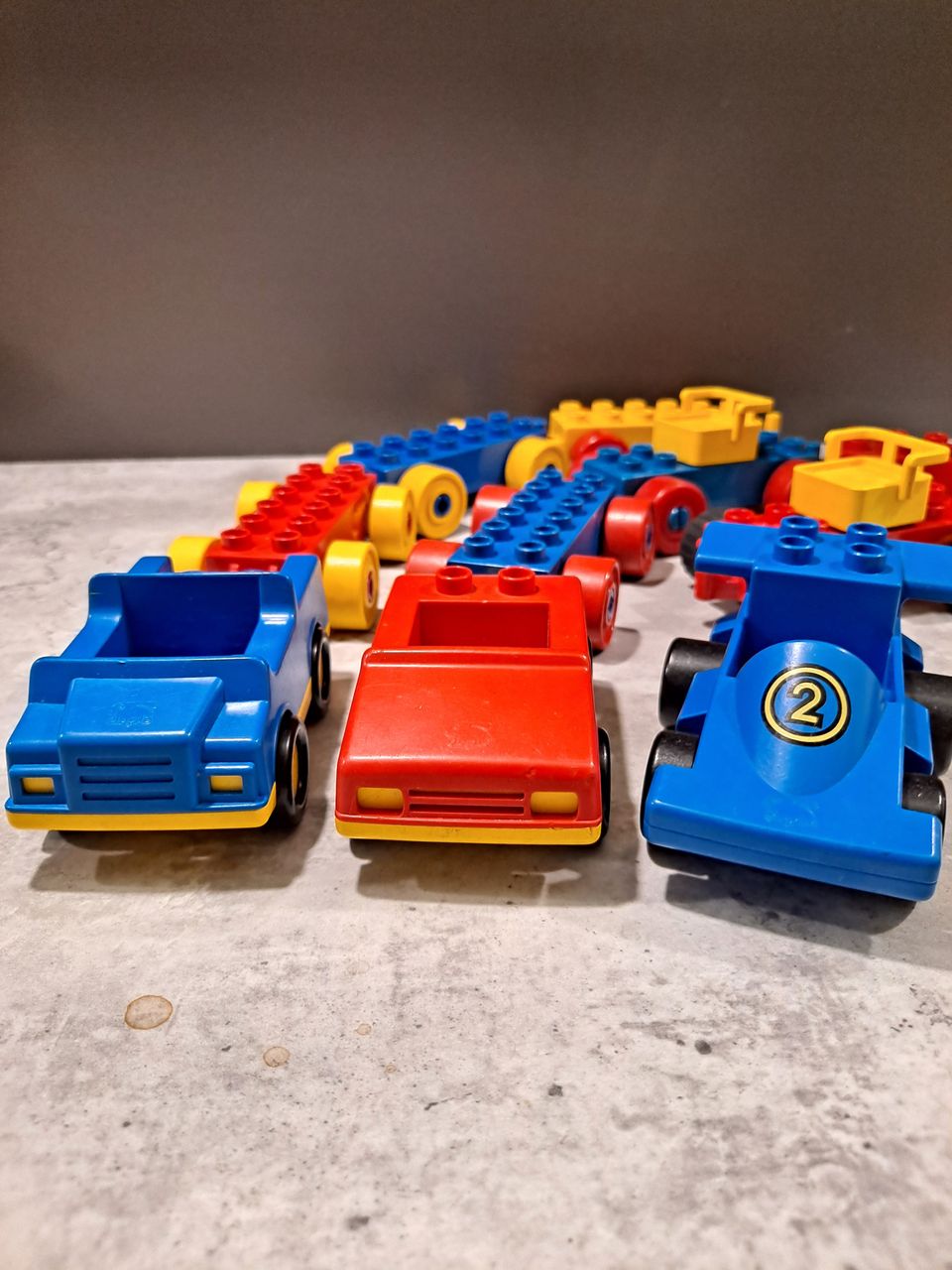 Duplo auto, jeeppi, kilpa-auto ja liuta peräkärryjä