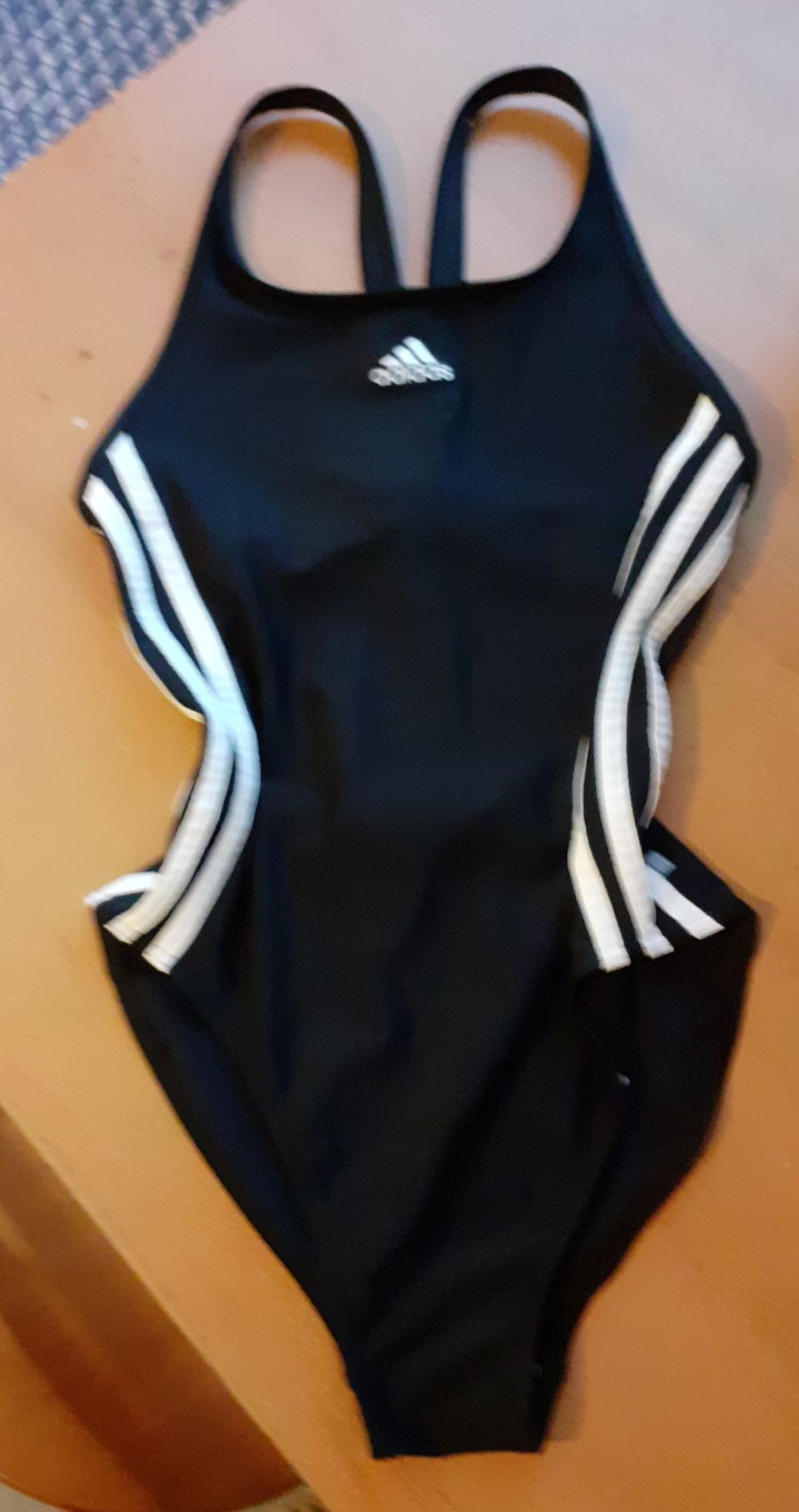 Adidas uimapuku