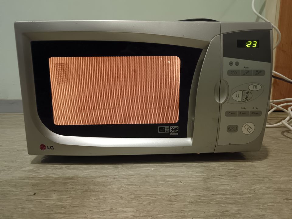 LG 800W mikroaaltouuni, normikoko