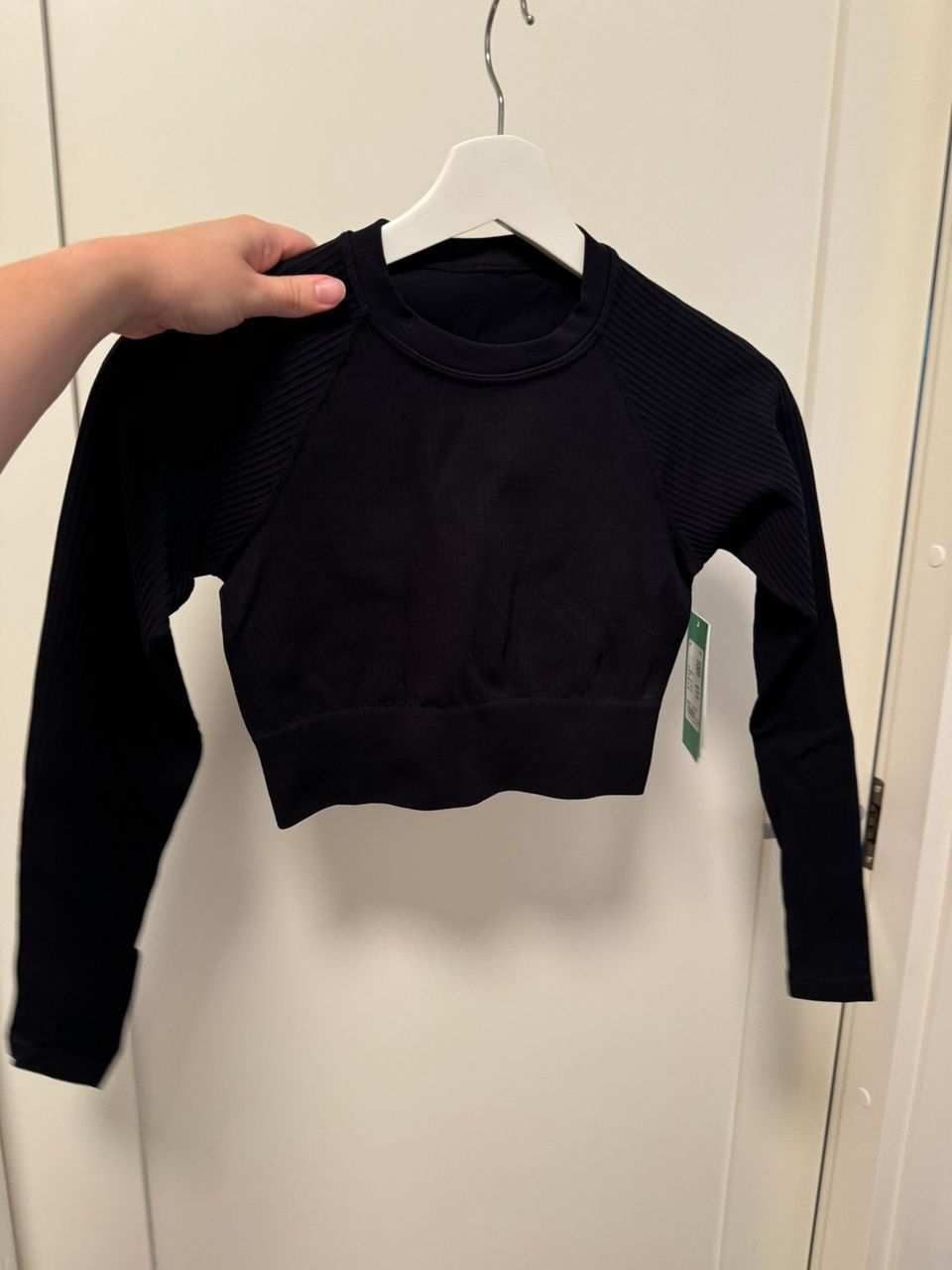 Uusi crop top mallinen treenipitkähihainen