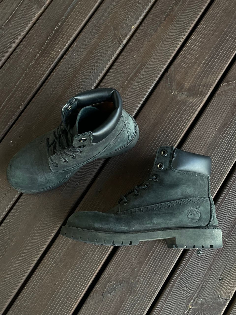 Timberland bootsit mustat