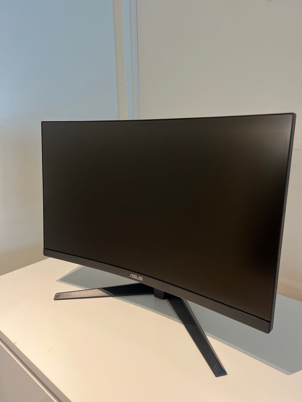 ASUS TUF GAMING 24” kaareva pelinäyttö 165Hz 1ms