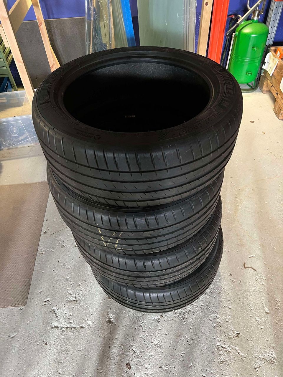 Michelin pilot sport 235/45/18 ZR TESLA