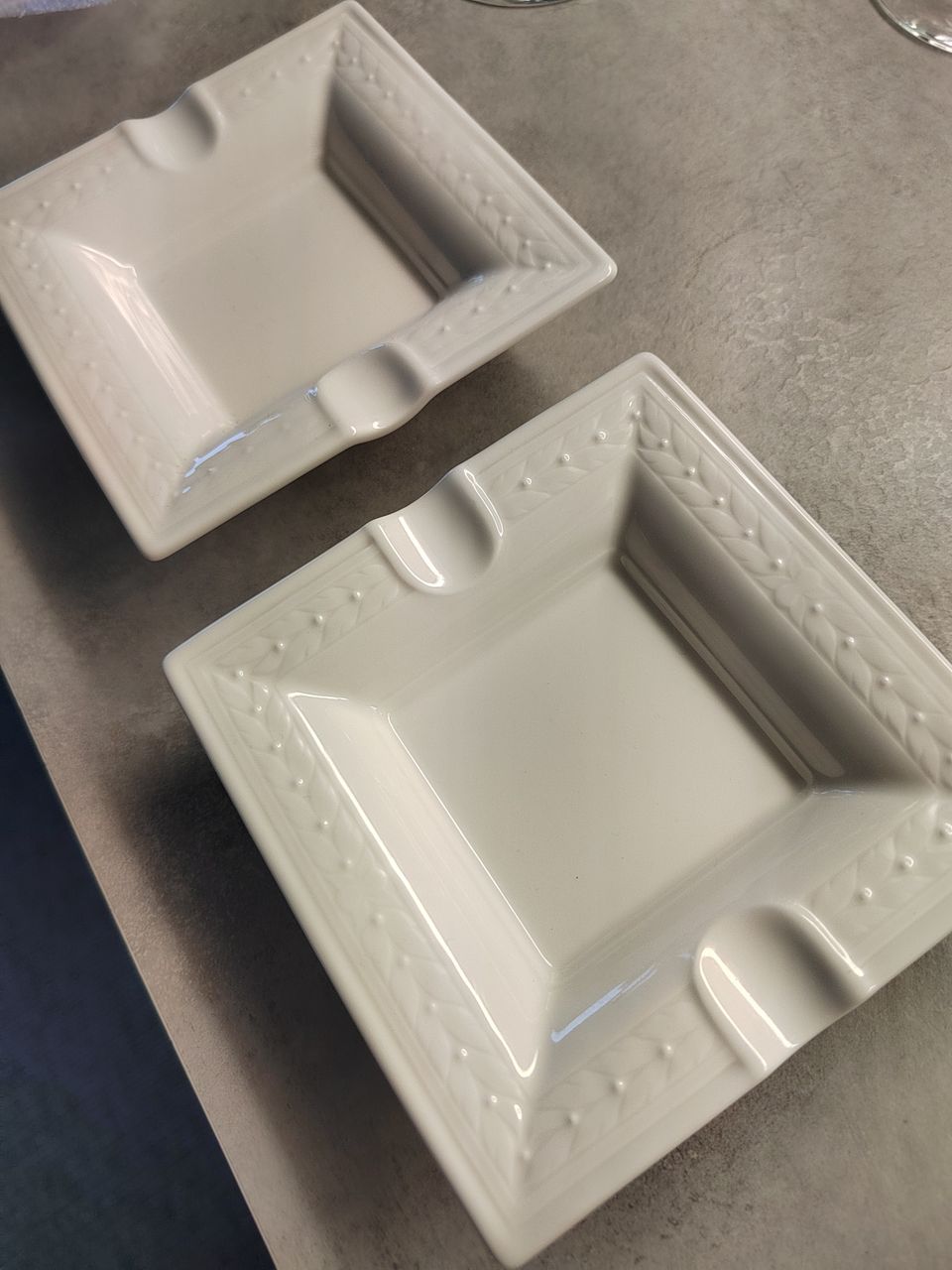 2kpl Villeroy & Boch tuhkakuppeja