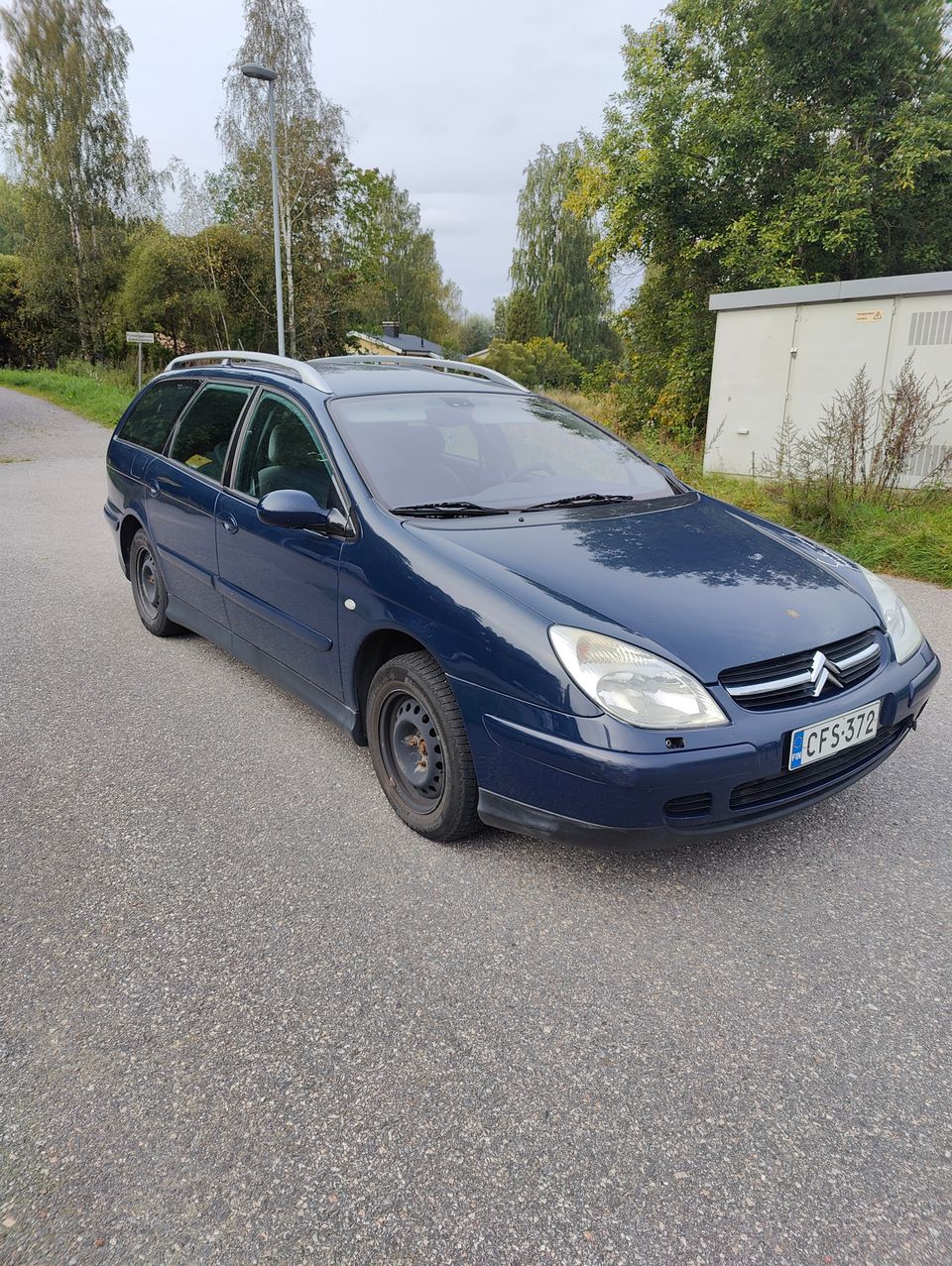 Myydään auto joko varaosiksi tai korjattavaksi.