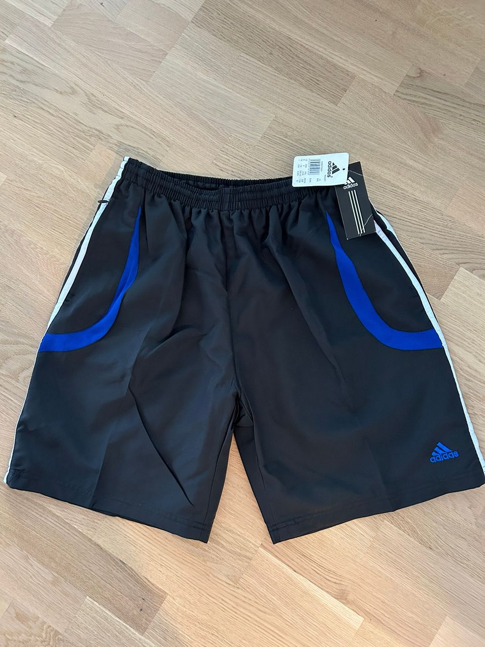 Miesten Adidas urheilushortsit L ( 48/50)