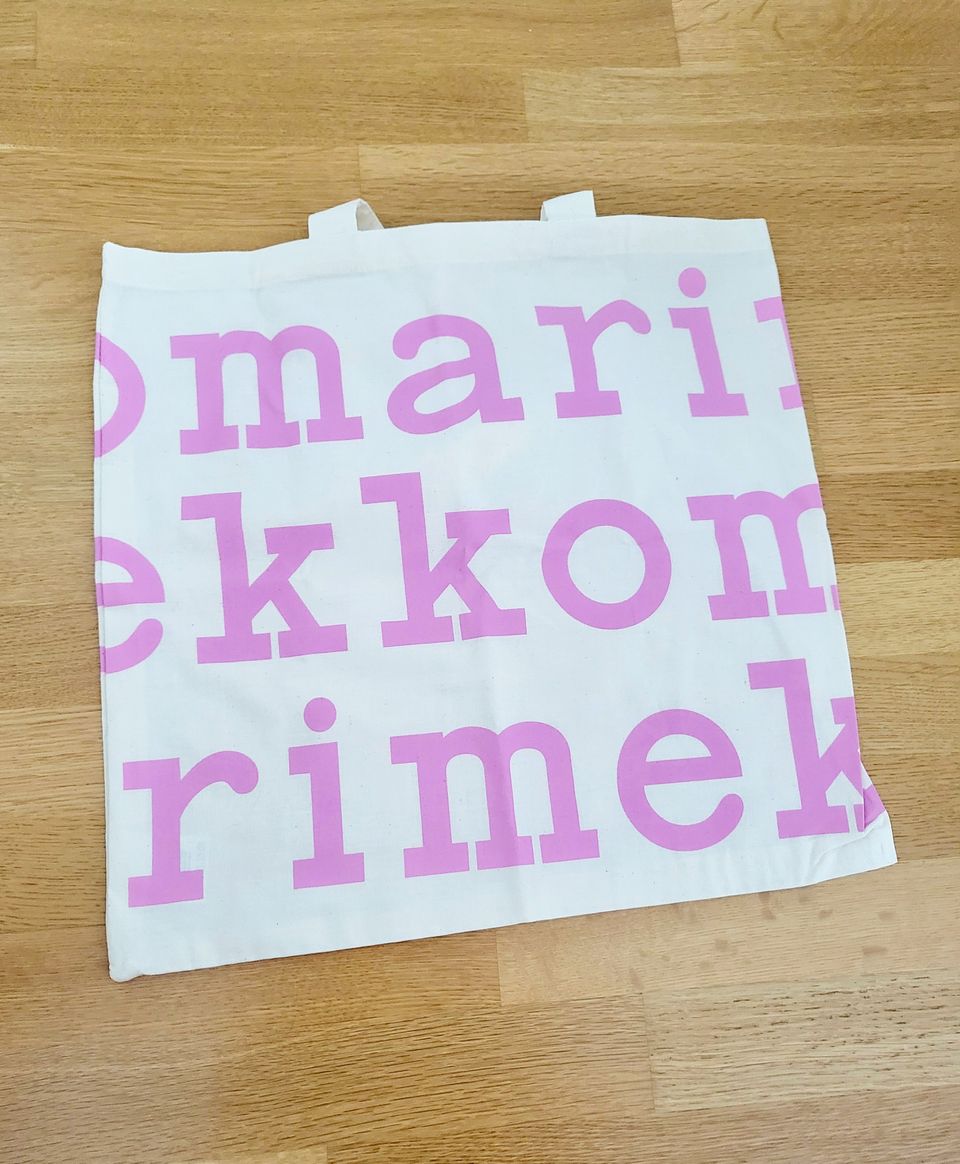 Marimekko logokassi vaaleanpunainen teksti