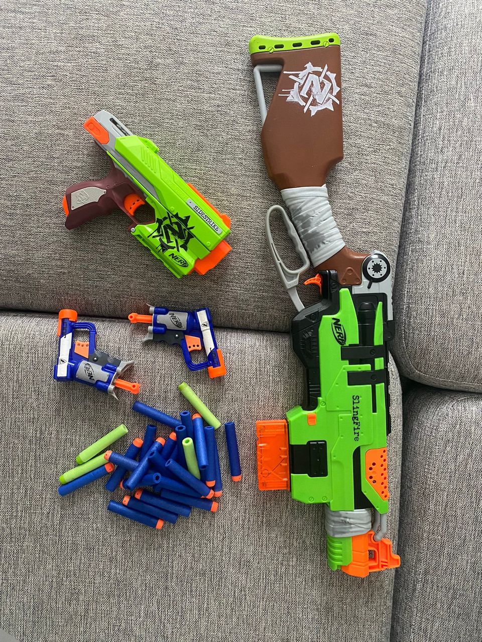 Myydään 4 kpl nerf aseita ja 27 kpl nerf aseen panoksia.