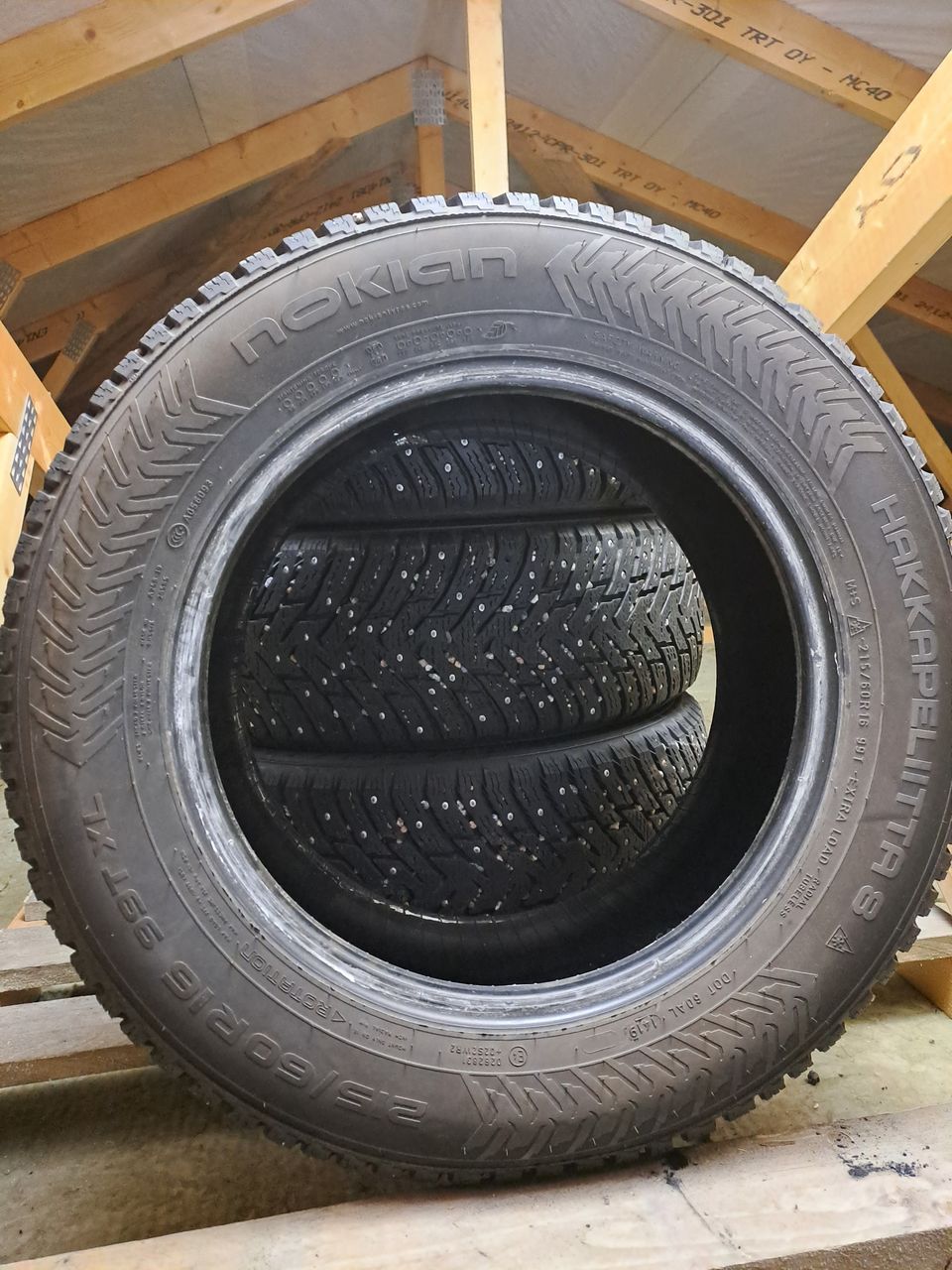 215/60 R16 Hakkapeliitta 8 nastarenkaat (Ajettu 300 km)