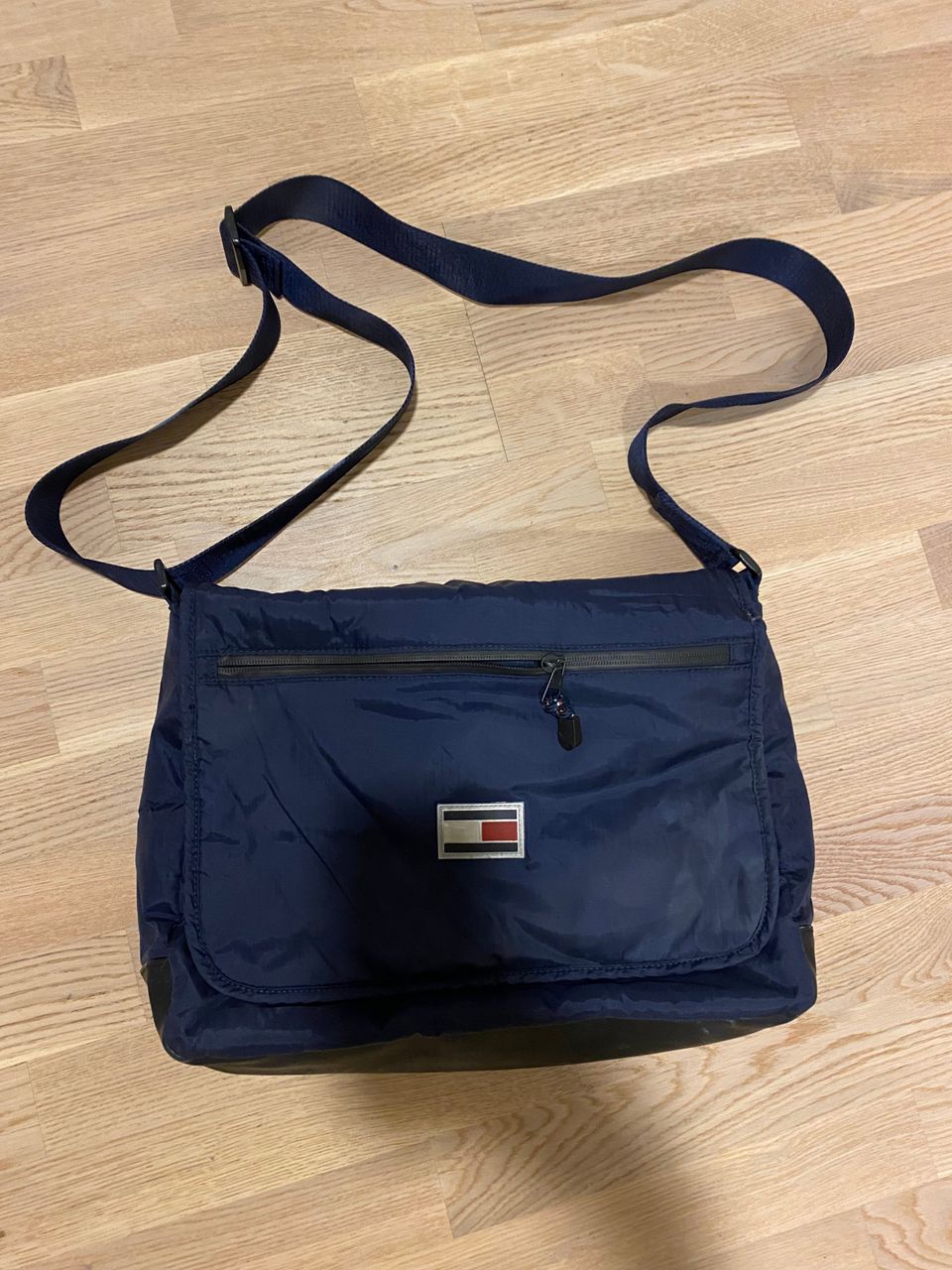 Tommy Hilfiger tietokonelaukku