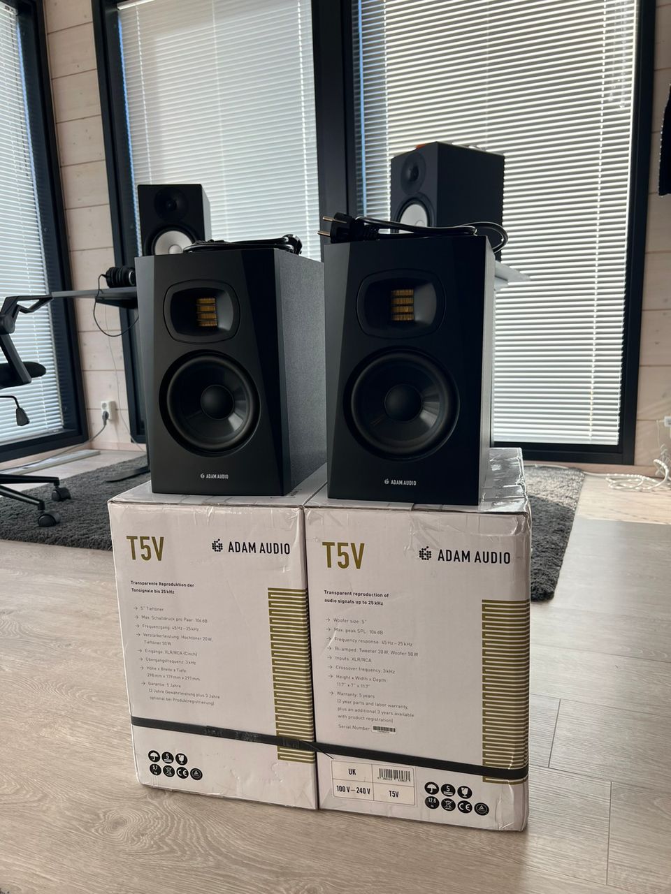 Adam Audio T5V -aktiivikaiuttimet