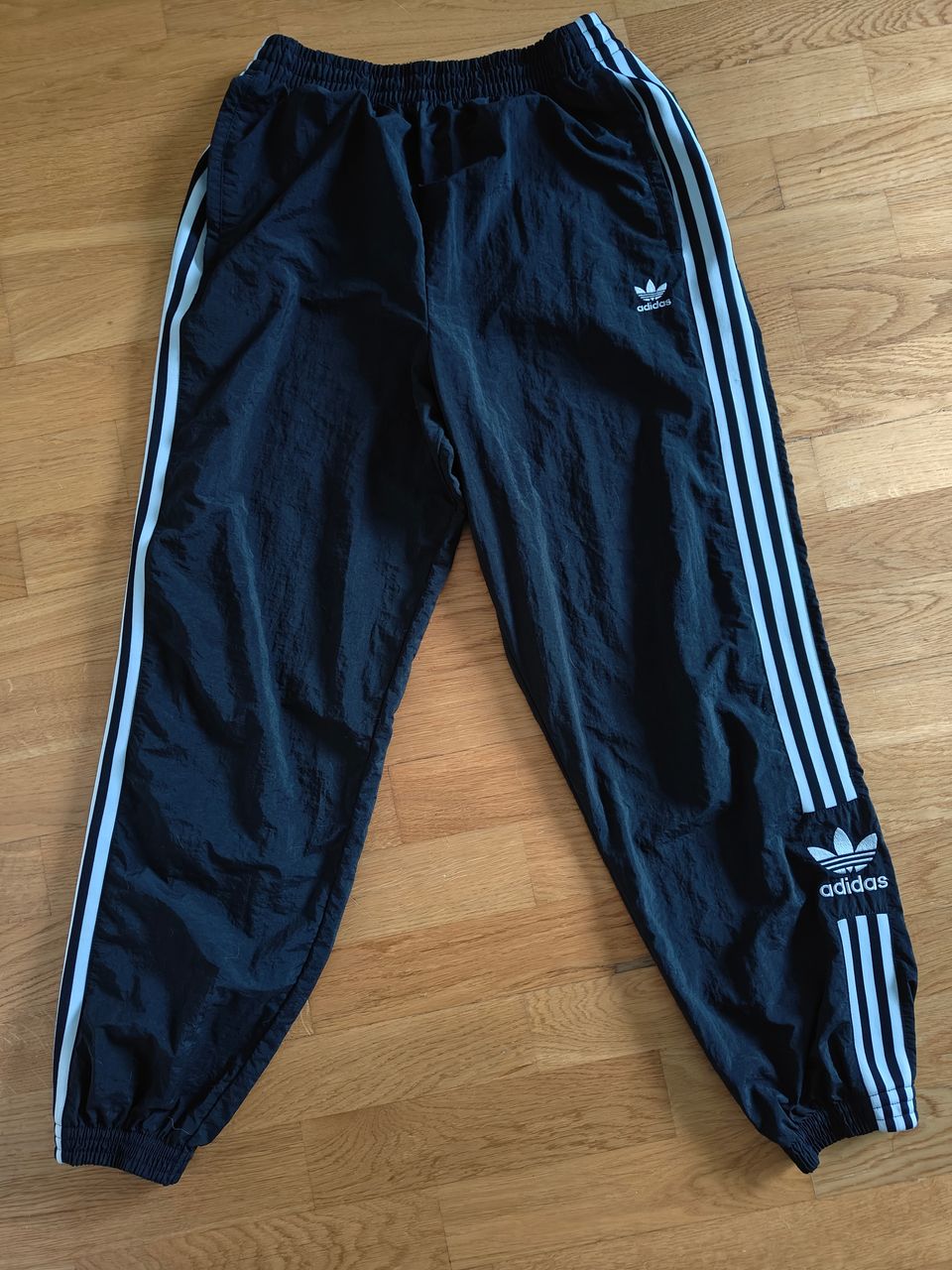 Adidas tuulihousut