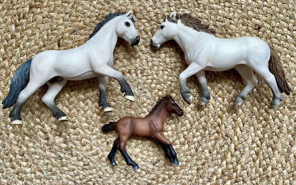 Schleich Camargue ori Star, tamma Nelli ja varsa hevonen