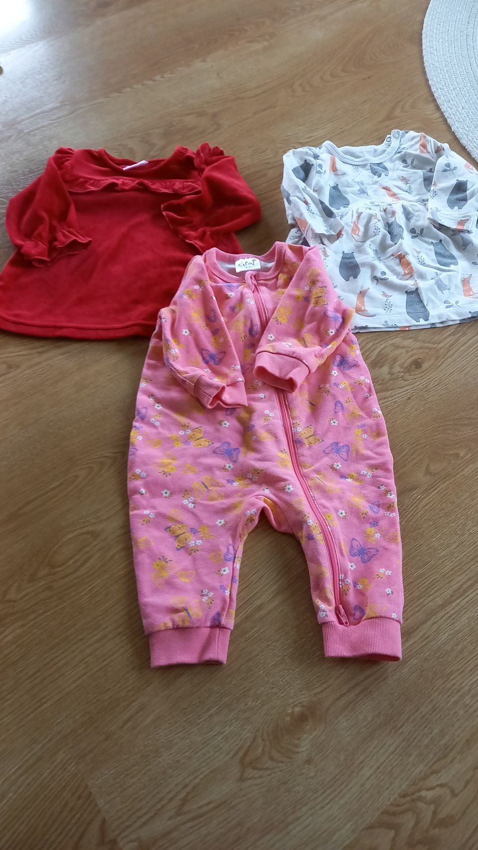 2 mekkoa ja jumpsuit 62cm