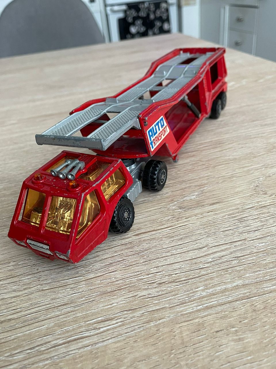 Matchbox auton kuljetus rekka