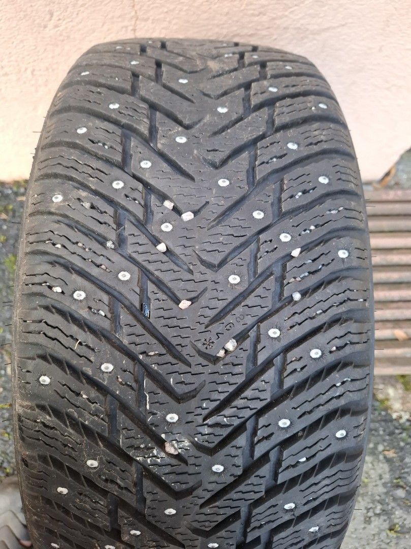 235/40R18 Nokian Hakkapeliitta 8 nastatengas 1 kpl