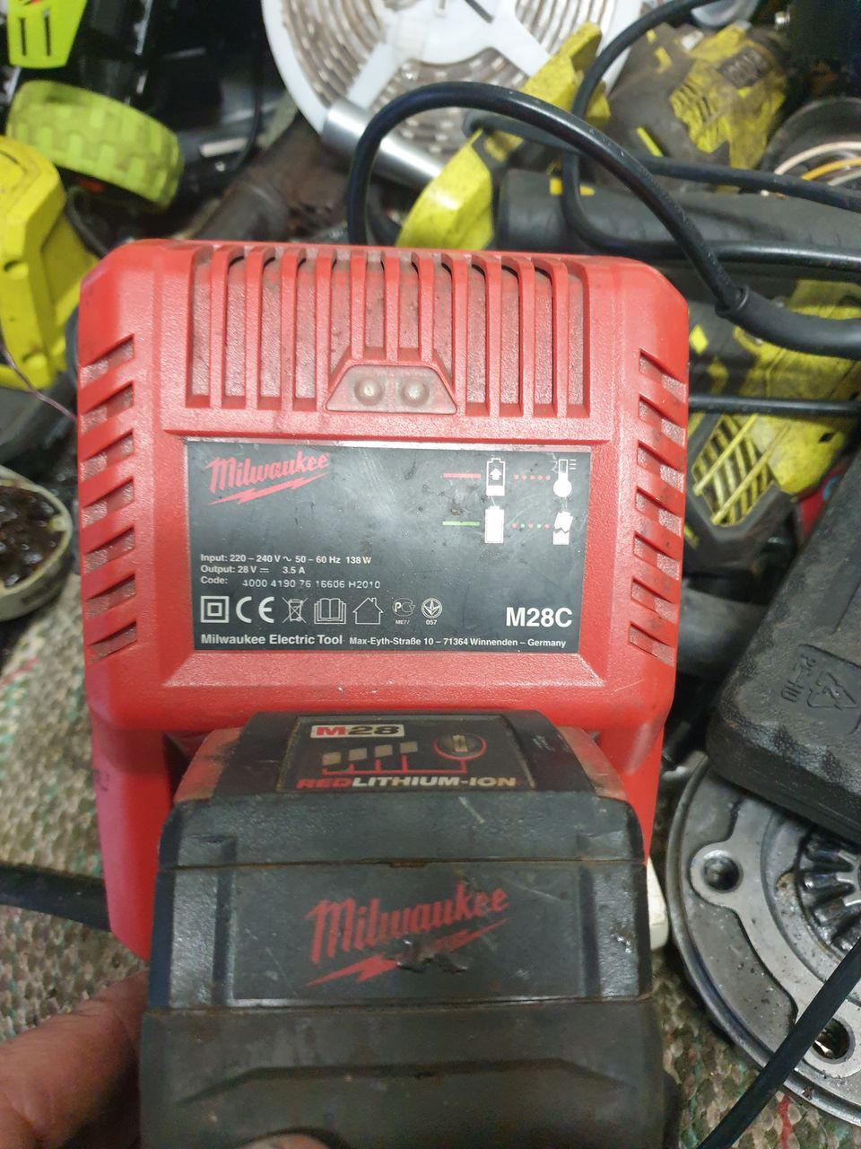 Milwaukee M28C (28v)laturi+akku