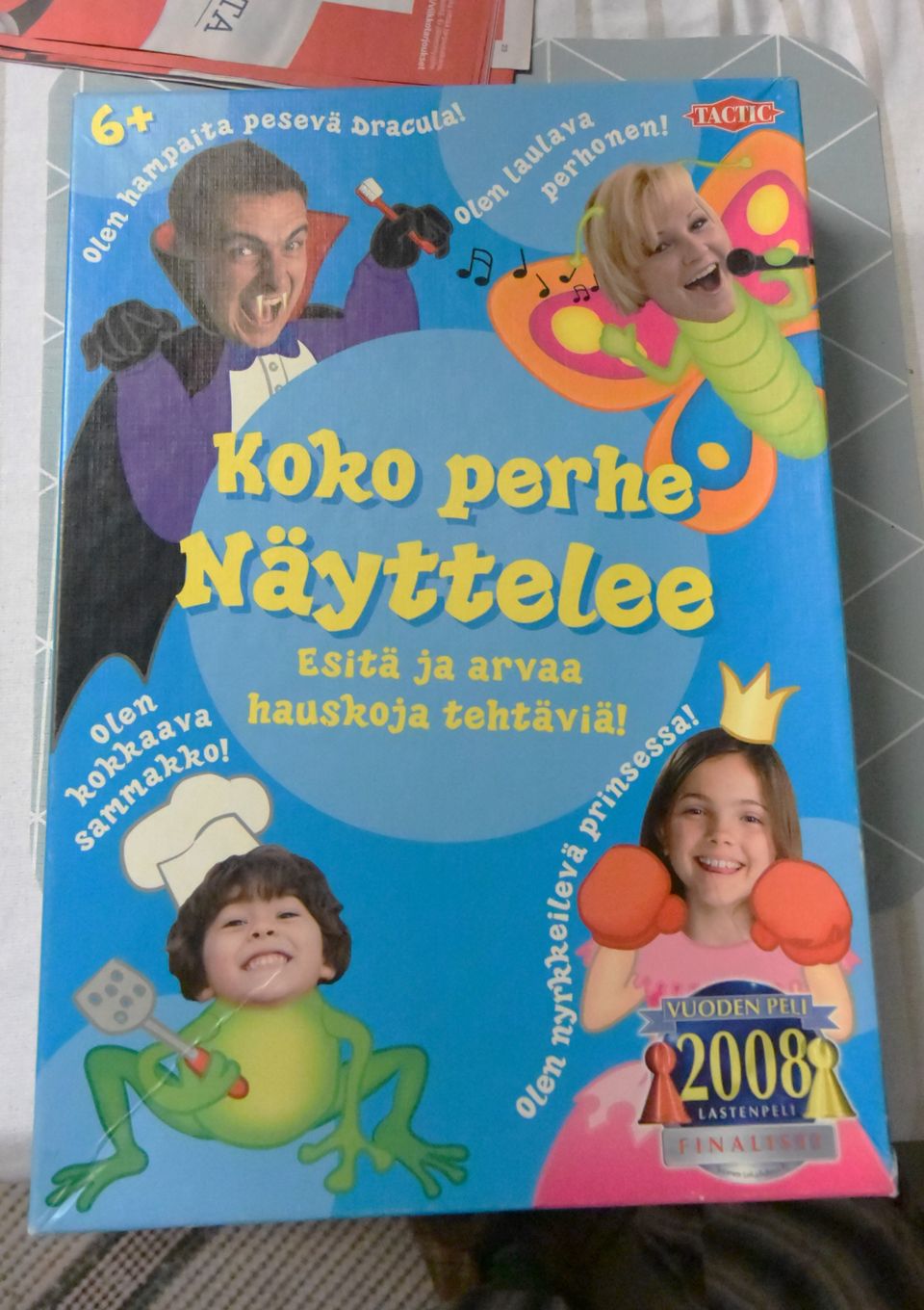 Koko perhe näyttelee lautapeli