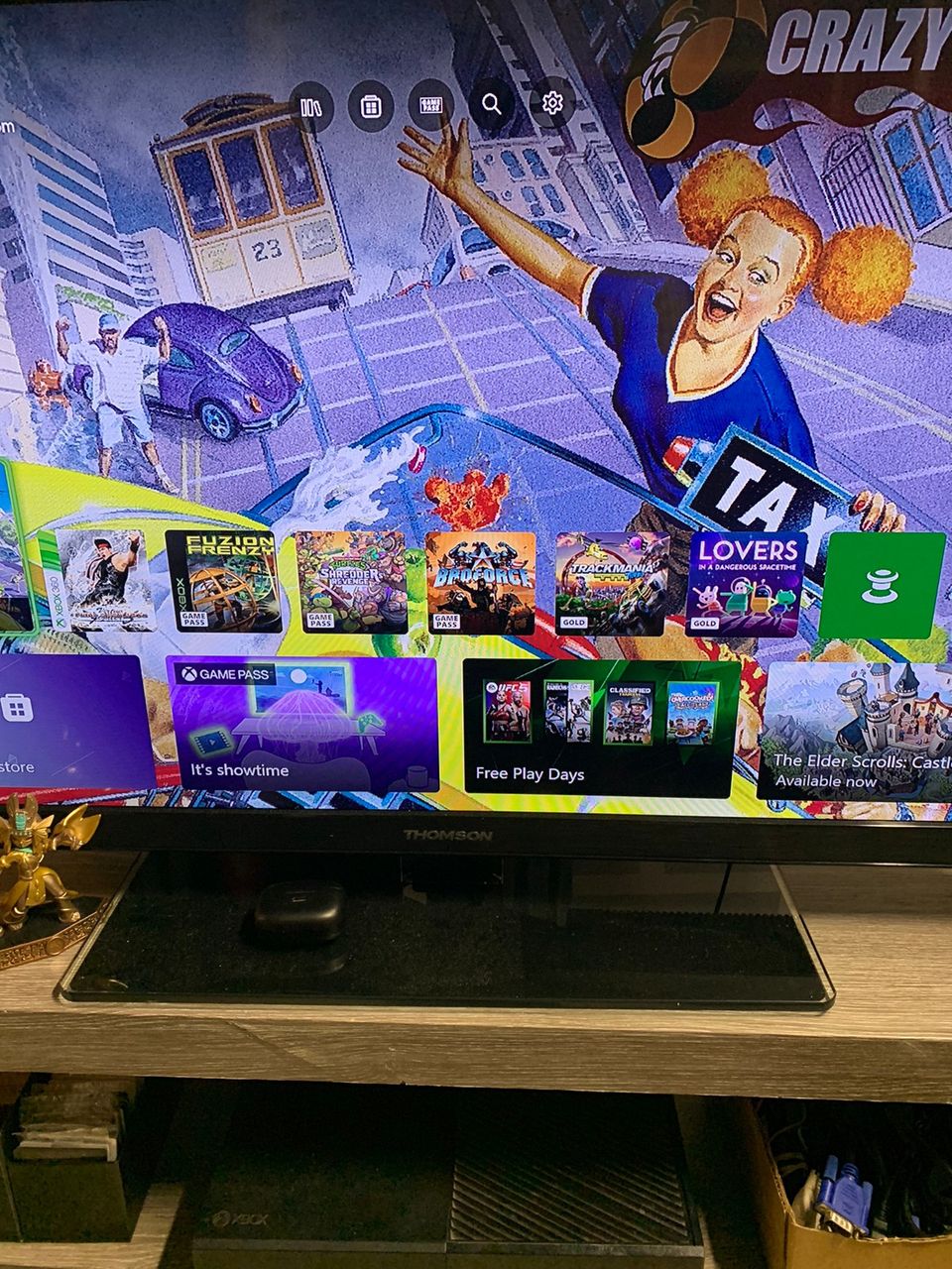 Xbox One + 2 ohjainta ja laturitelakka