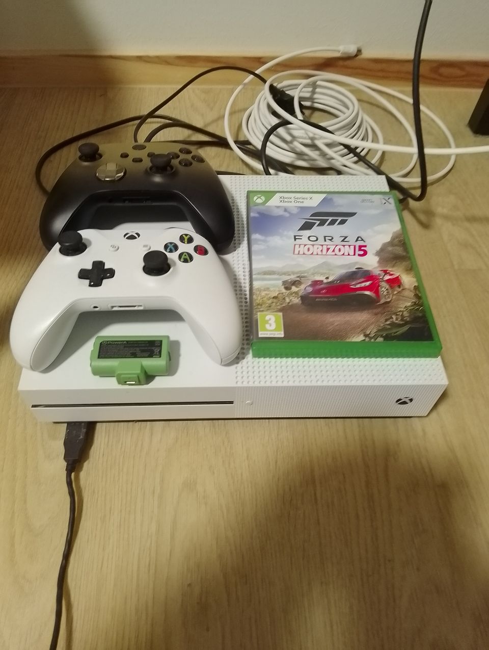 Myynnissä Xbox one s, kaksi ohjainta akuilla,Forza horizon 5peli ja HDMI johto.