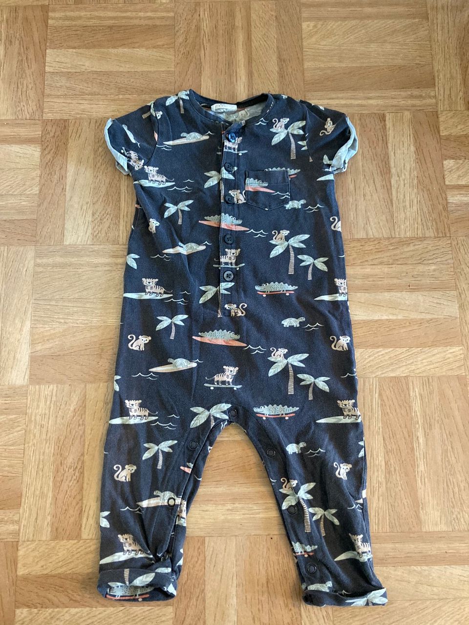 Eläinaiheinen jumpsuit