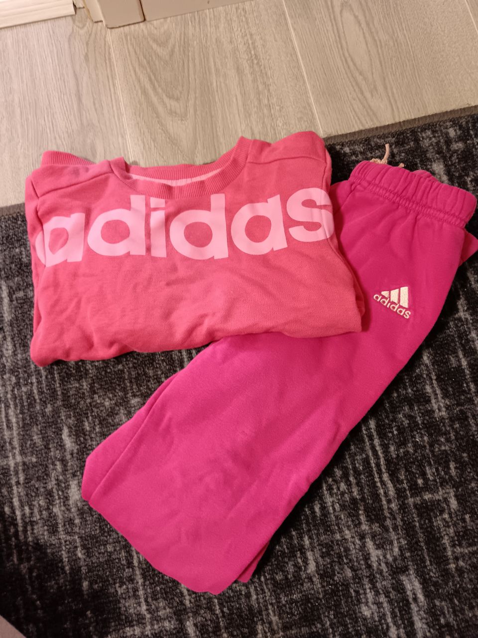 Adidas kollarisettu