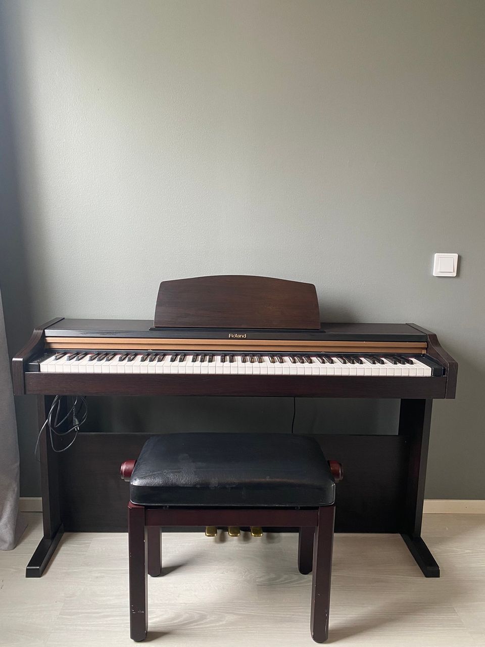 Piano - Roland digital piano HP101e