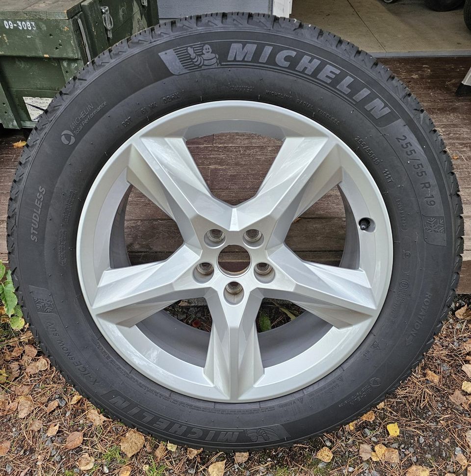 Audi alkuperäiset 19" vanteet 255/55 kitkarenkailla