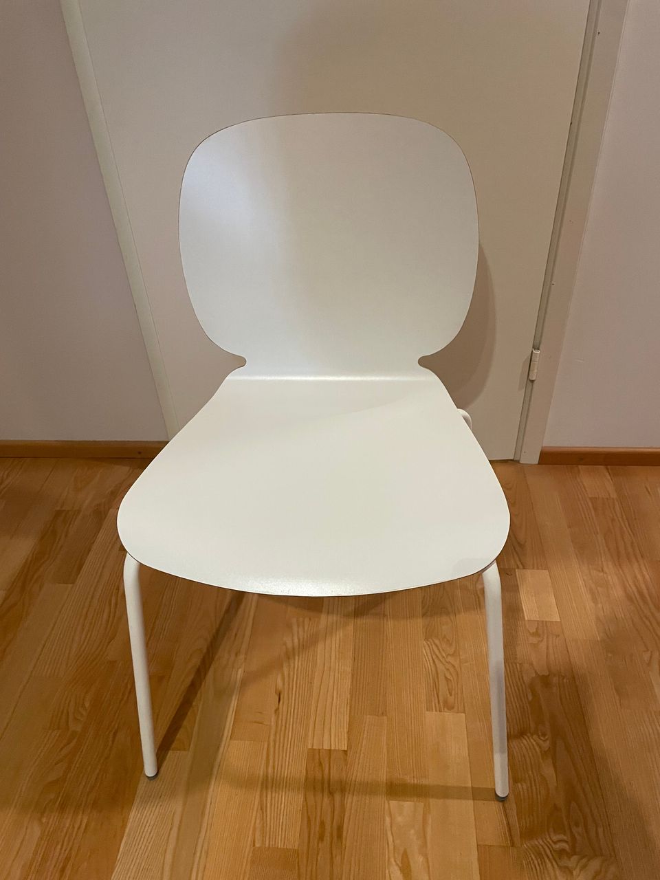 Valkoiset Ikea Svenbertil tuolit, 2kpl