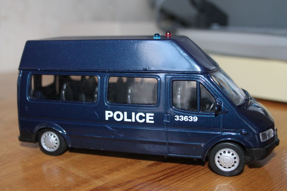 1998 1:32 Ford Transit Mk3 Britannia 17cm poliisiauto miehistönkuljetus auto