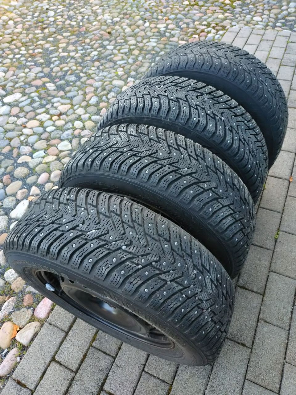 VAG peltivanteet Nokian Hakkapeliitta 8 nastarenkailla 195/65R15