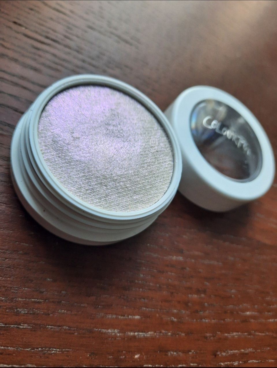 Cream to powder highlighter korostusväri. Spellbound. Meikit meikki