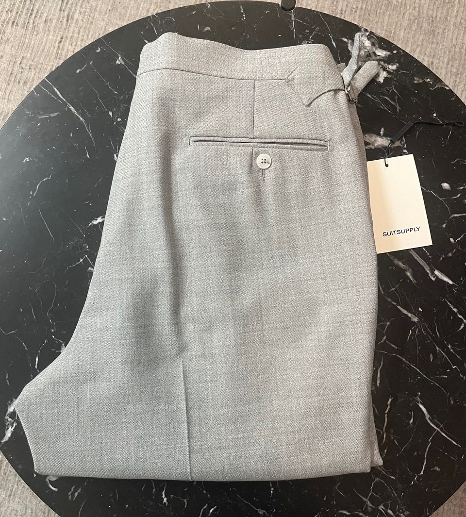 Suitsupply Light Grey Slim Leg Tapered Vigo Trousers (koko 52)