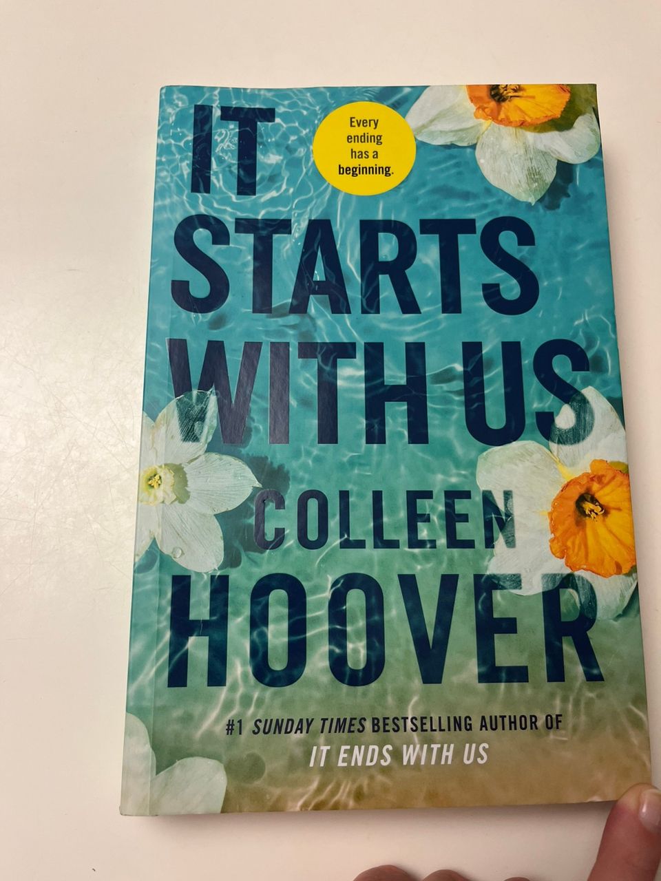 Colleen Hoover It starts with us kirja